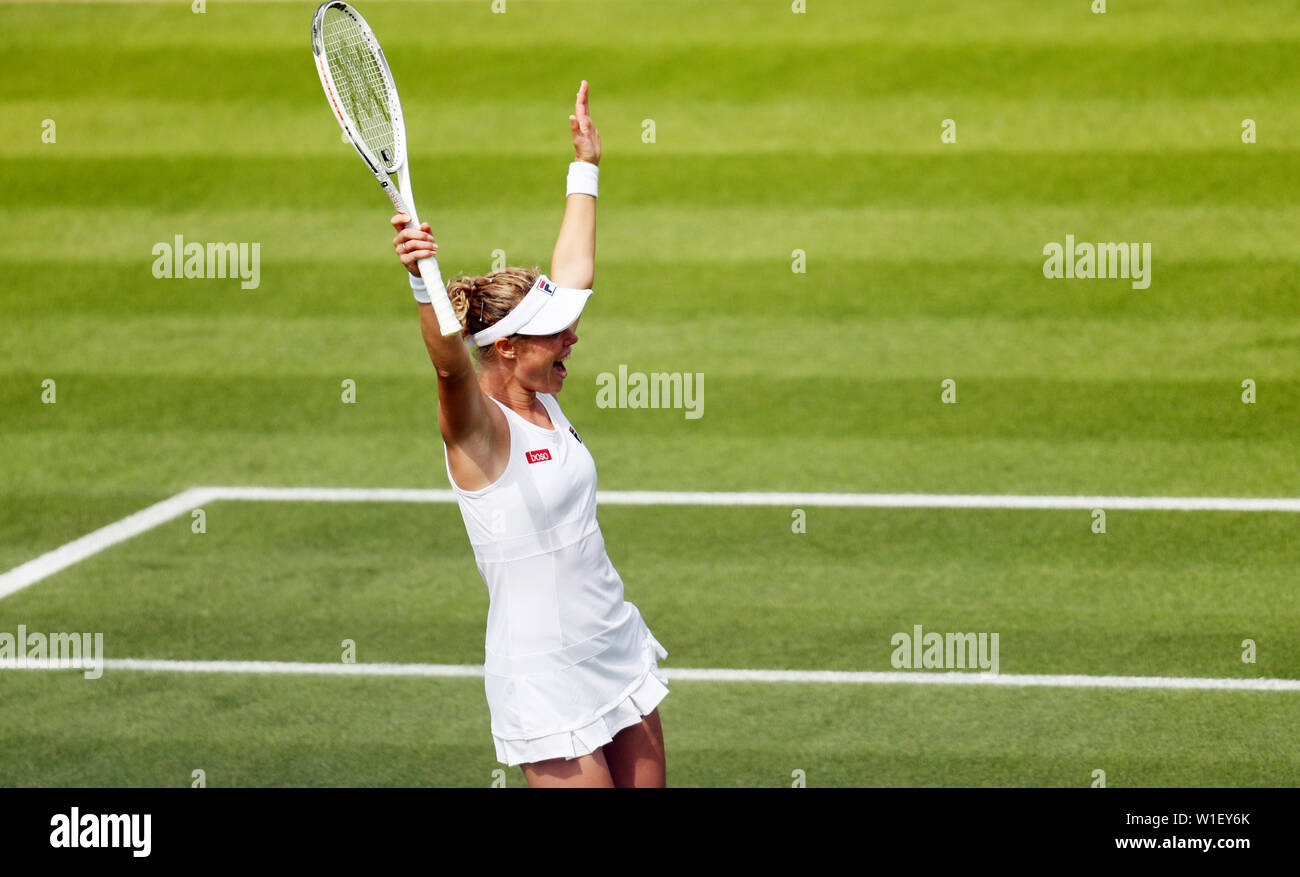 Laura Siegemund celebra su victoria contra Katie Swan en la segunda jornada de los campeonatos de Wimbledon en el All England Lawn Tennis y Croquet Club, Londres. Foto de stock