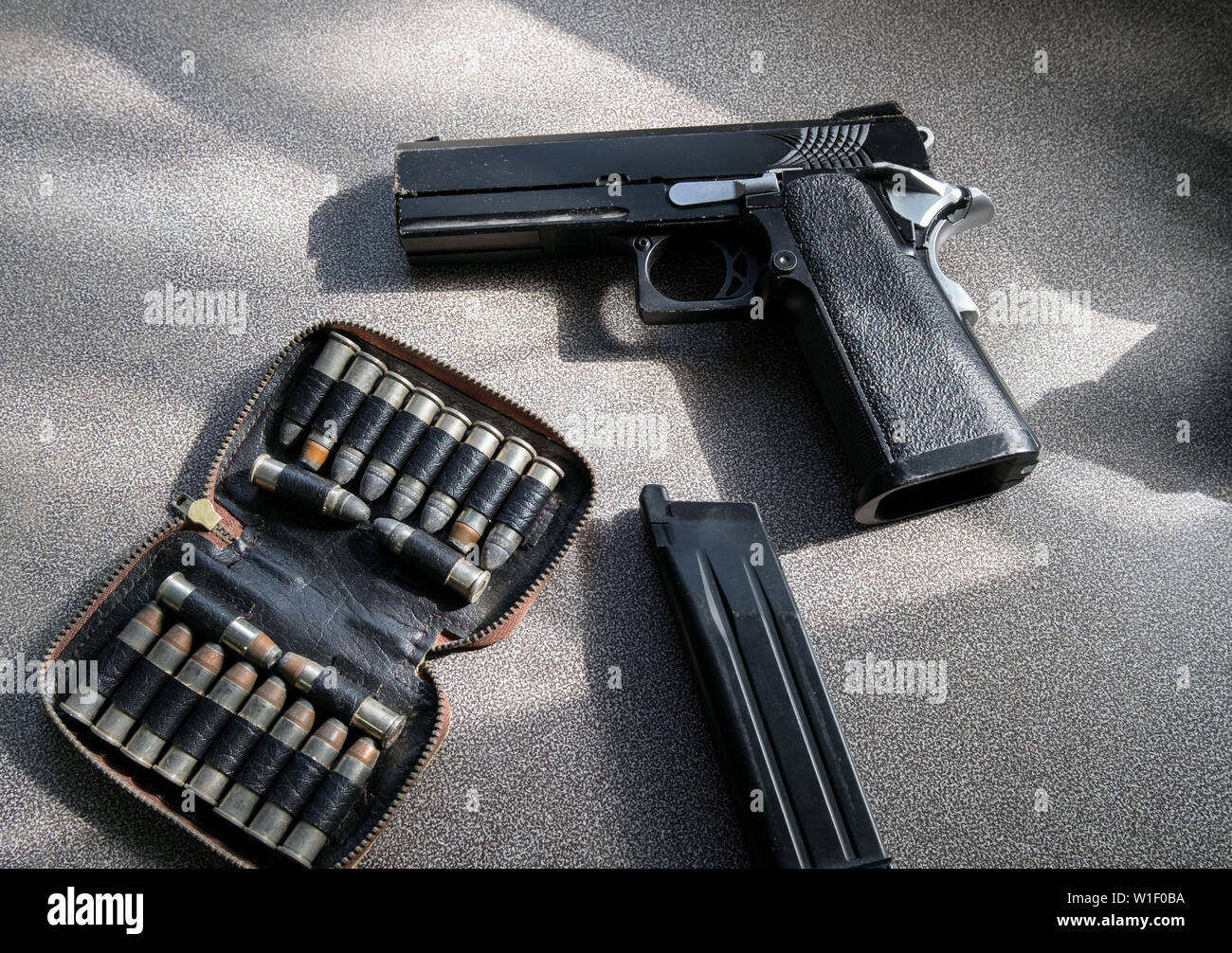 Revista modelo pistola con balas en la bolsa en la mesa Fotografía de stock  - Alamy