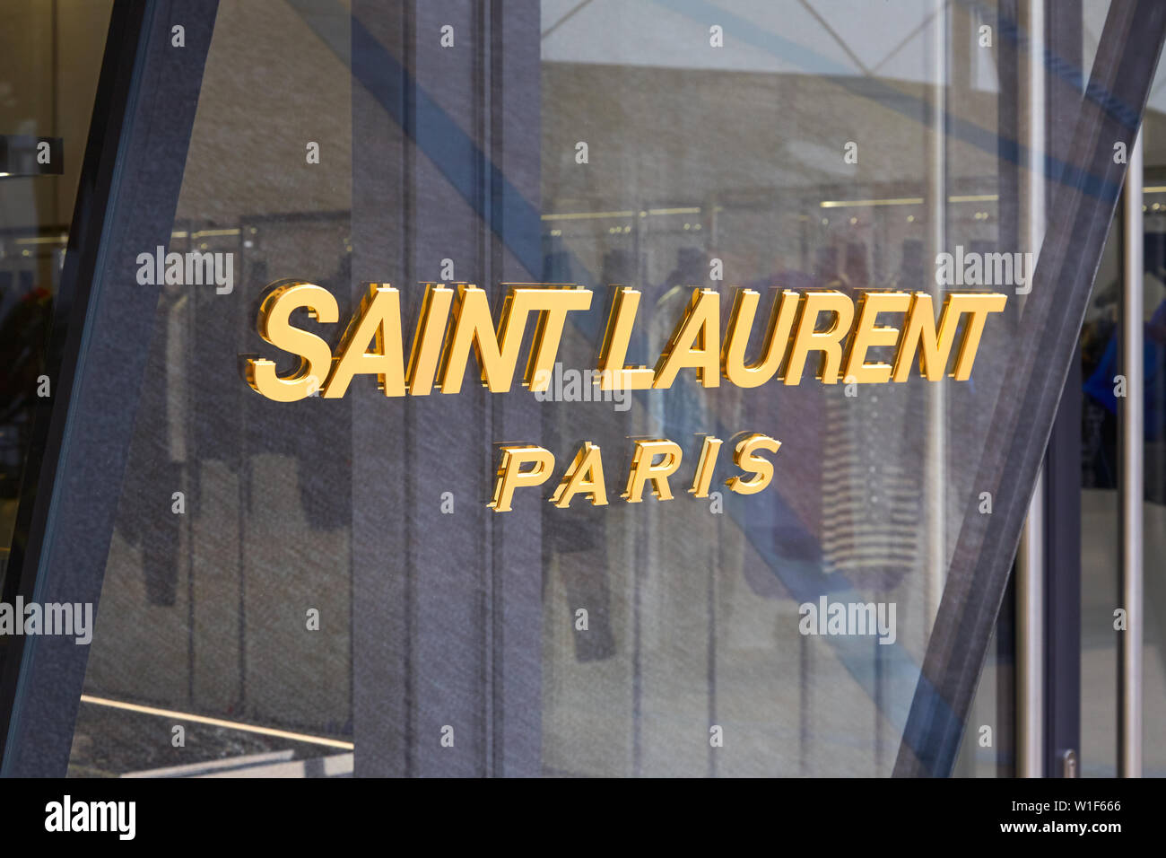 MONTE CARLO, Monaco - Agosto 20, 2016: Saint Laurent tienda de lujo de moda firmar en Montecarlo, Mónaco. Foto de stock