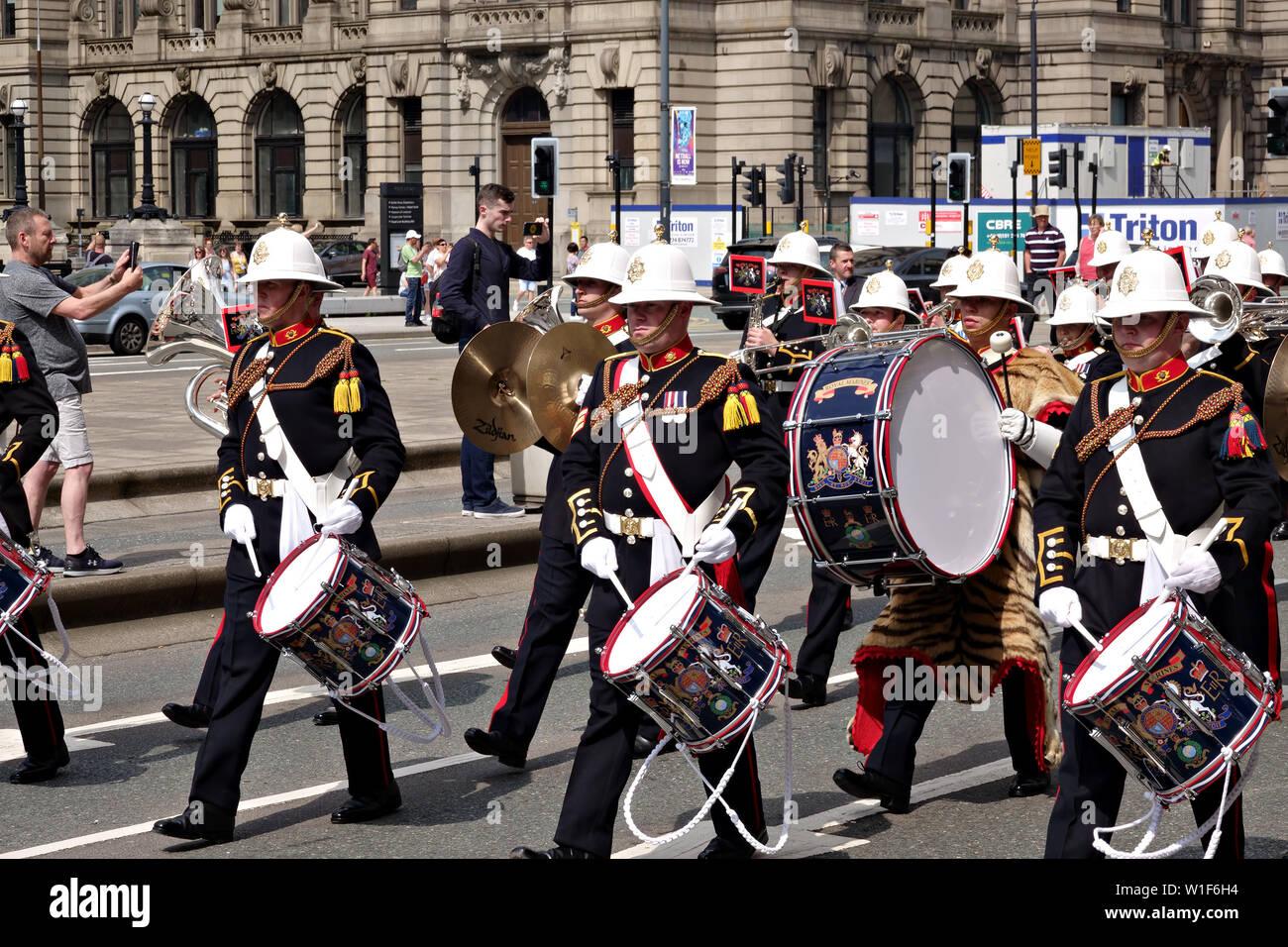 La banda de los Royal Marines encabezar la marcha a través de la ciudad de Liverpool en el 2019 Desfile del Día de las Fuerzas Armadas. Foto de stock