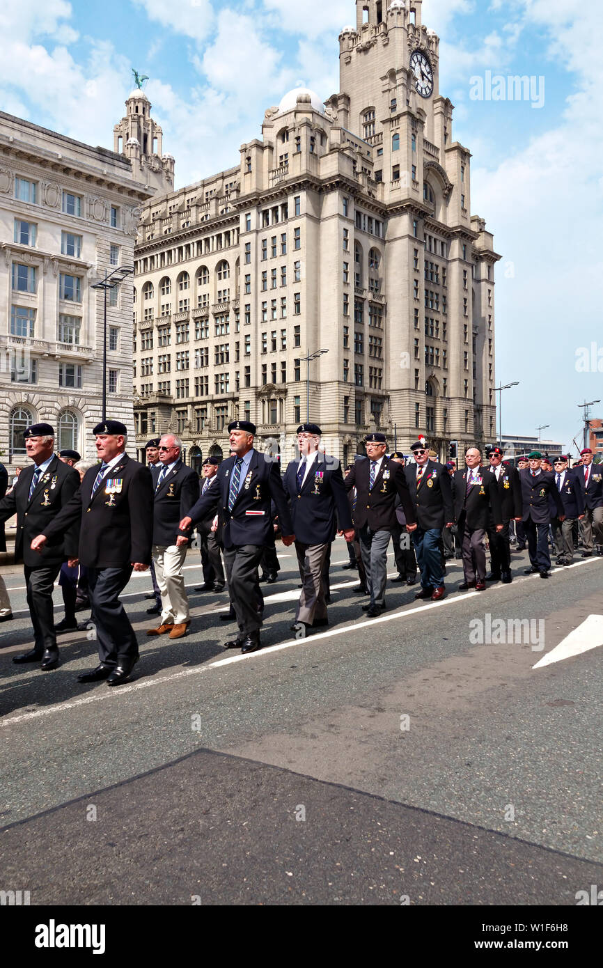 Los veteranos de las Fuerzas Armadas británicas de marzo a través de la ciudad de Liverpool en el 2019 Desfile del Día de las Fuerzas Armadas. Foto de stock