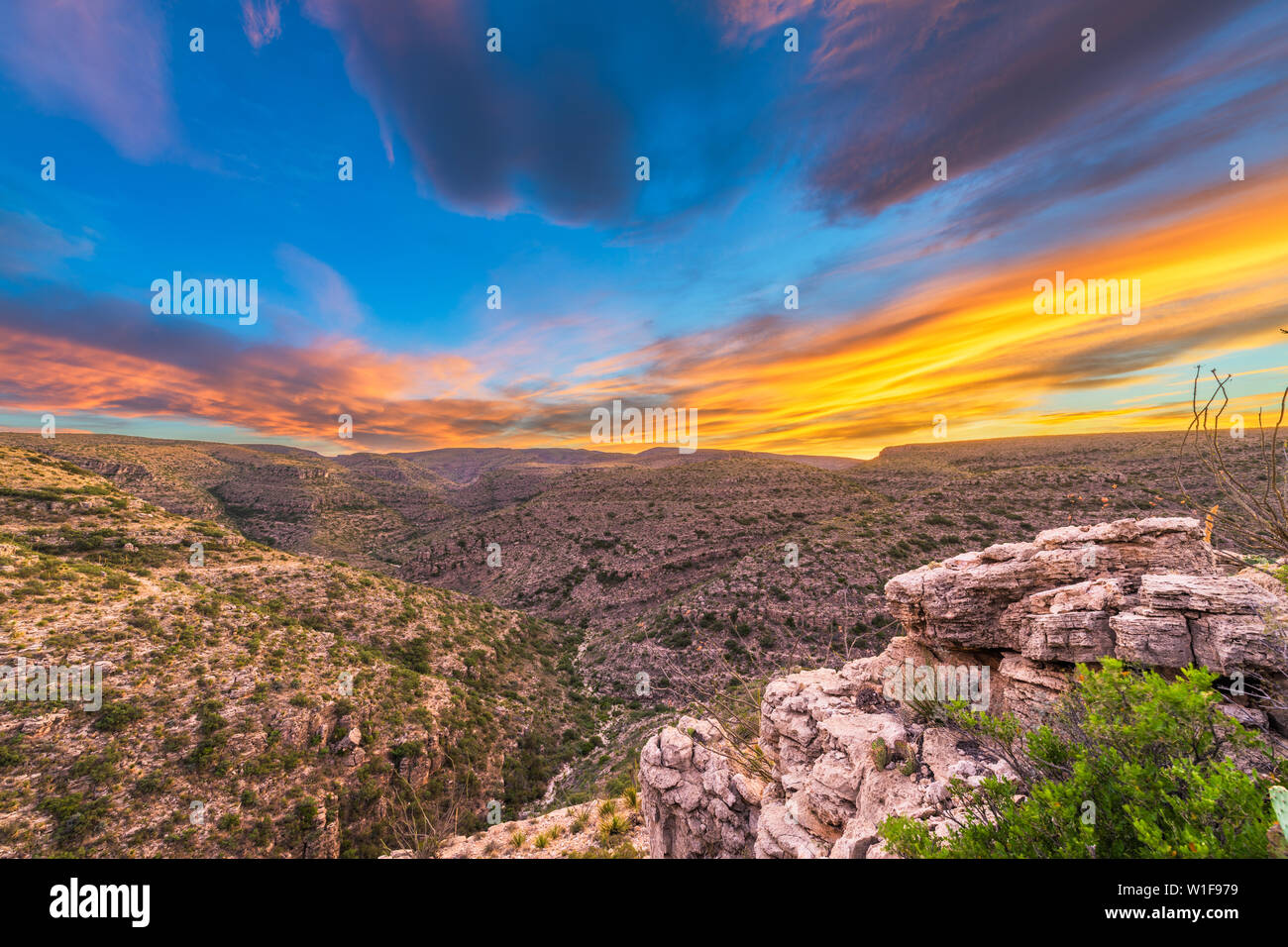 El Parque Nacional de Cavernas de Carlsbad, Nuevo México, EE.UU. domina Rattlesnake Canyon justo después del atardecer. Foto de stock