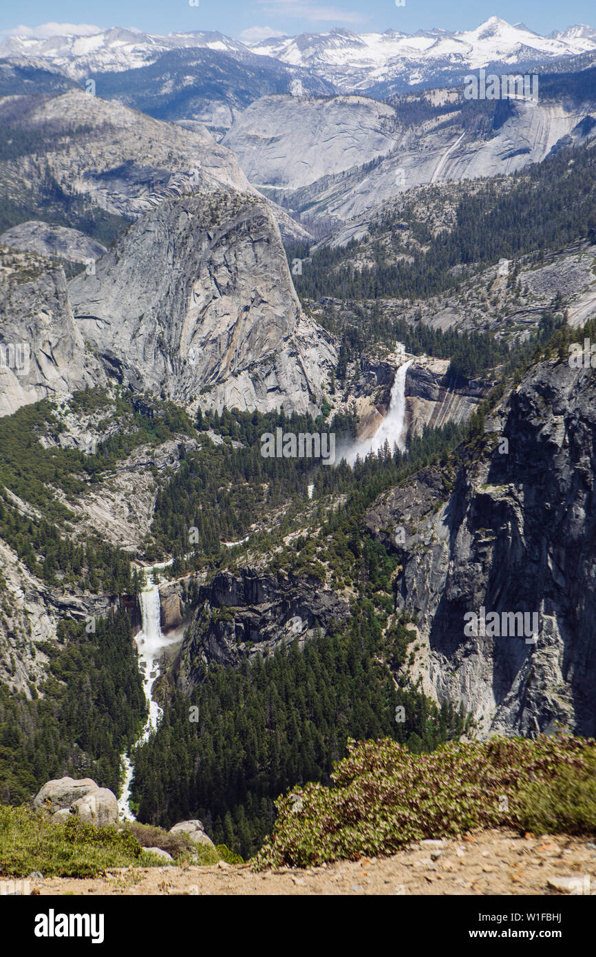Vista vertical de Nevada Fall y Vernal Falls, Merced River y Yosemite Valley desde Glacier Point en Yosemite National Park, California, Estados Unidos Foto de stock
