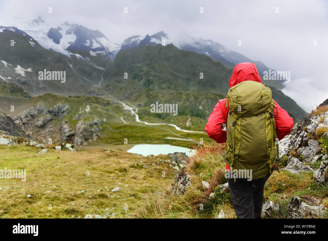 Senderismo - caminante mujer de caminata con mochila vivir el estilo de vida activo y saludable. Caminante chica caminando en alza en la naturaleza del paisaje de montaña en los Alpes, Urner Steingletscher, Berna, Suiza Alpes, Suiza. Foto de stock