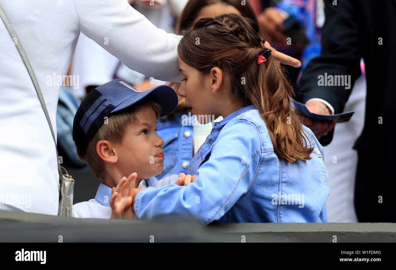 Los hijos de Roger Federer ver su partido en la segunda jornada de los  campeonatos de Wimbledon en el All England Lawn Tennis y Croquet Club, el  Torneo de Tenis de Wimbledon