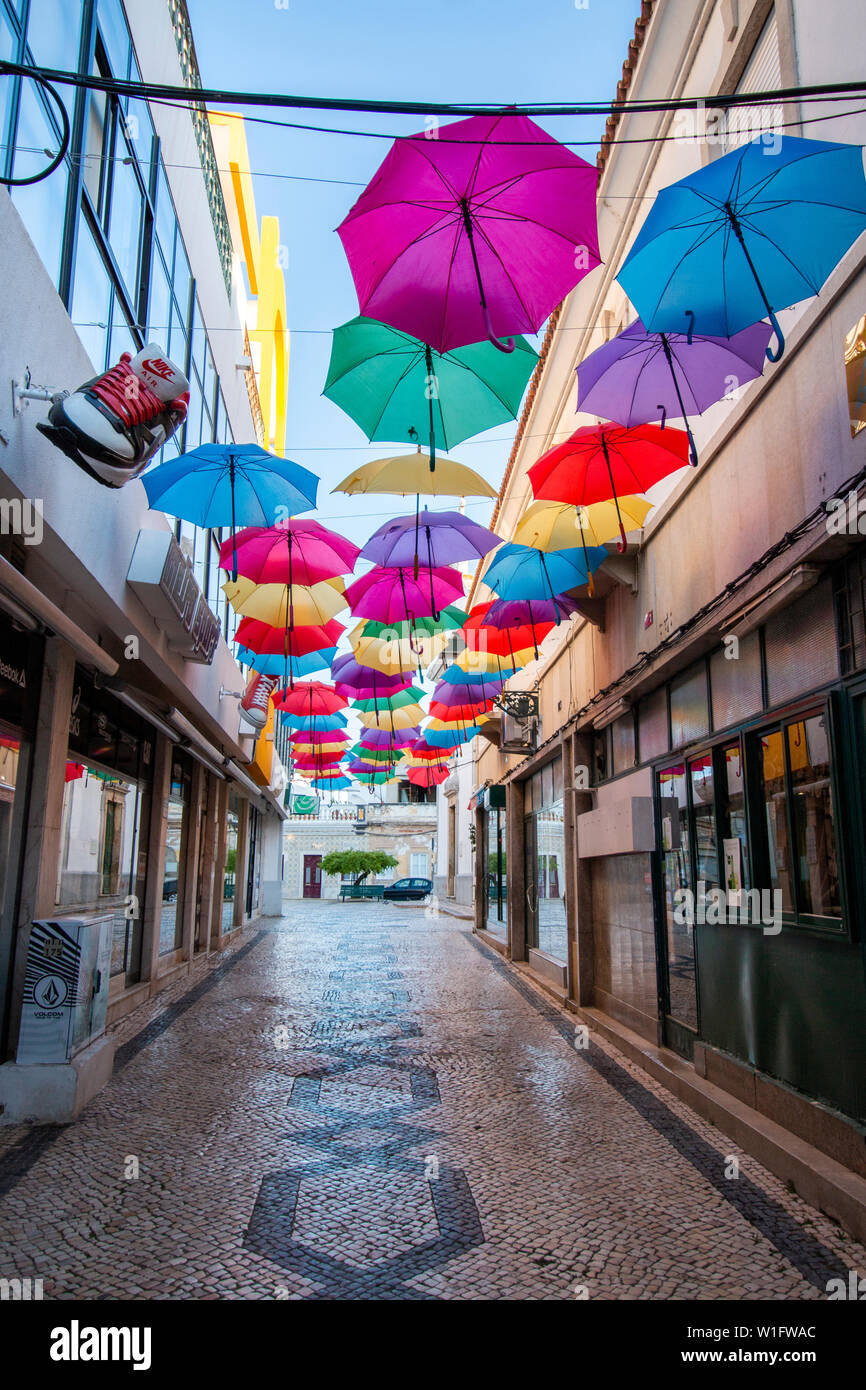 OLHAO, PORTUGAL 9th, 2019: mezcla variada decoración de paraguas de colores por las calles del centro de la ciudad de Olhão Fotografía de stock - Alamy