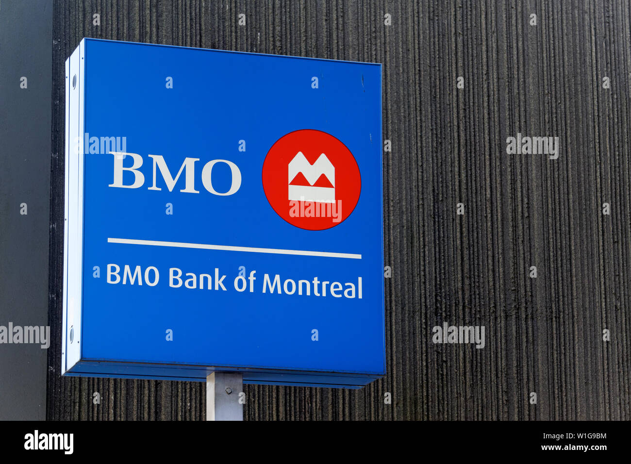 Primer plano de Bank of Montreal BMO firmar y logotipo, Vancouver, BC, Canadá Foto de stock