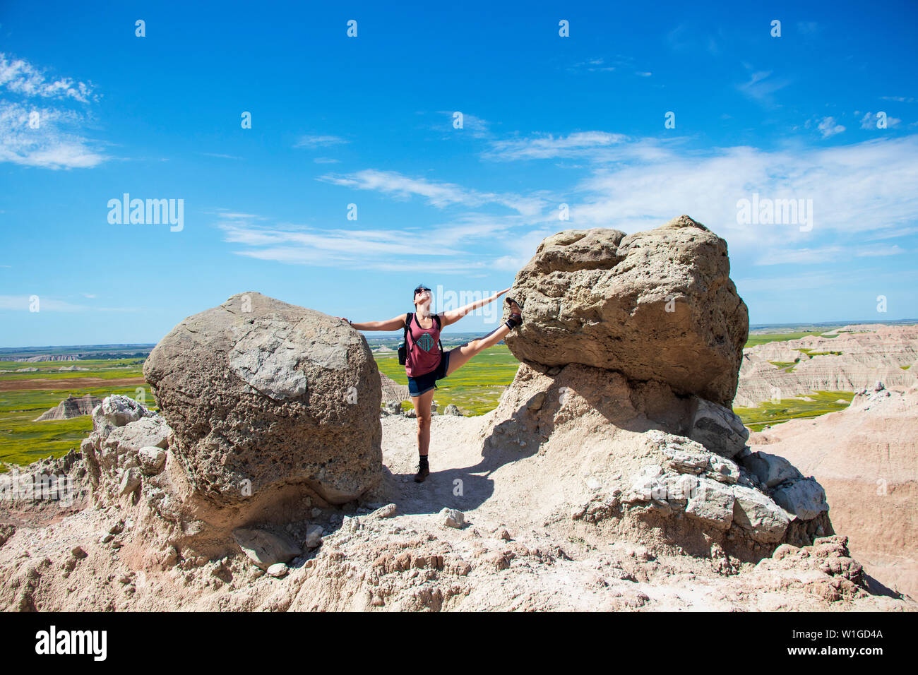 La mujer que se extiende entre dos rocas Foto de stock