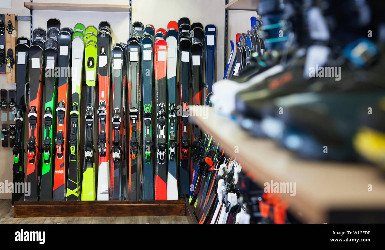Skis shop display fotografías e imágenes de alta resolución - Alamy