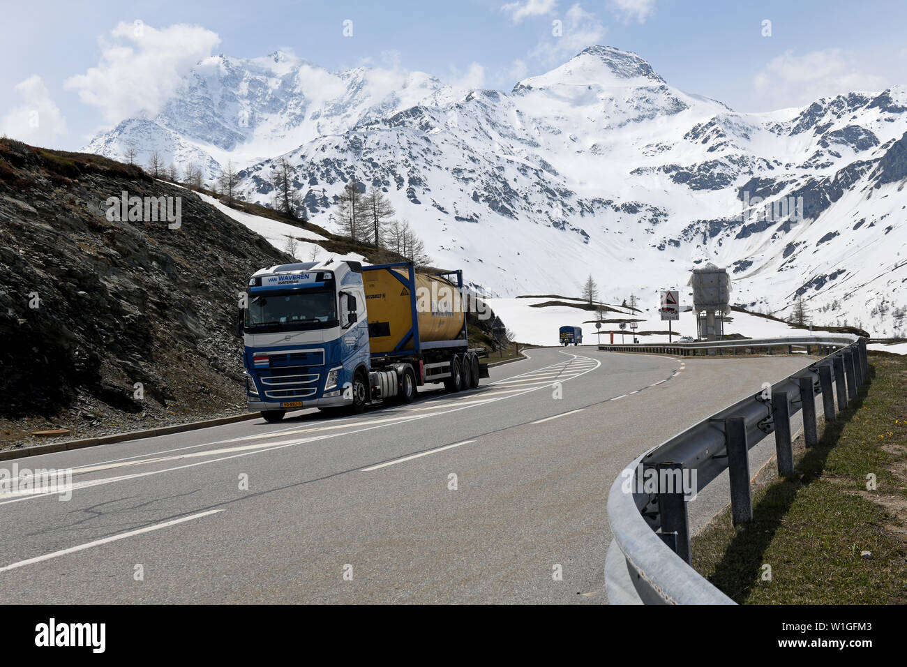 Los camiones de transporte el transporte de mercancías en el paso del Simplon entre Suiza e Italia 2019 Foto de stock
