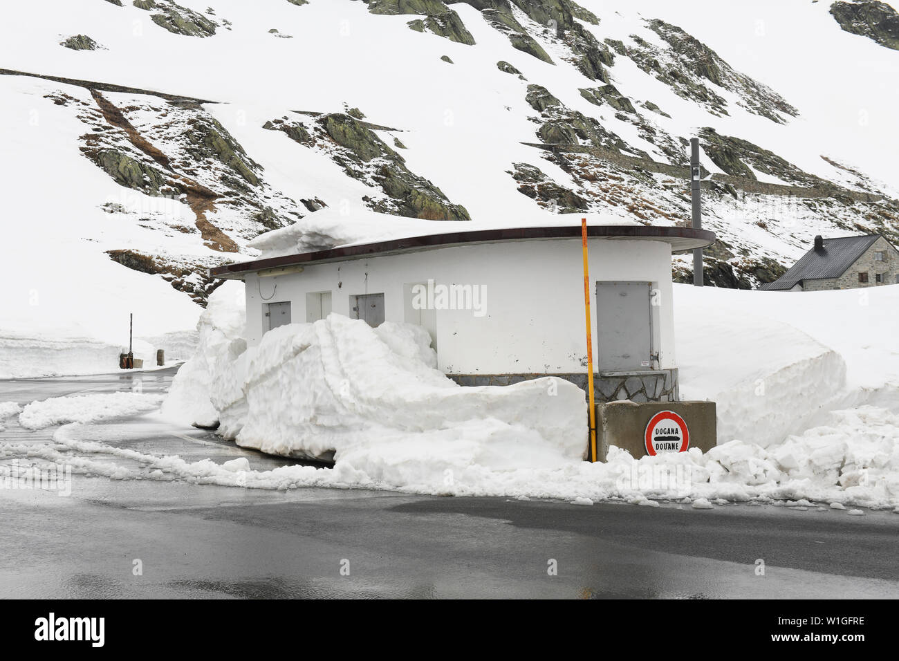 Puesto aduanero fronterizo abandonado en Gran San Bernardo en la frontera Suiza italiana. Foto de stock