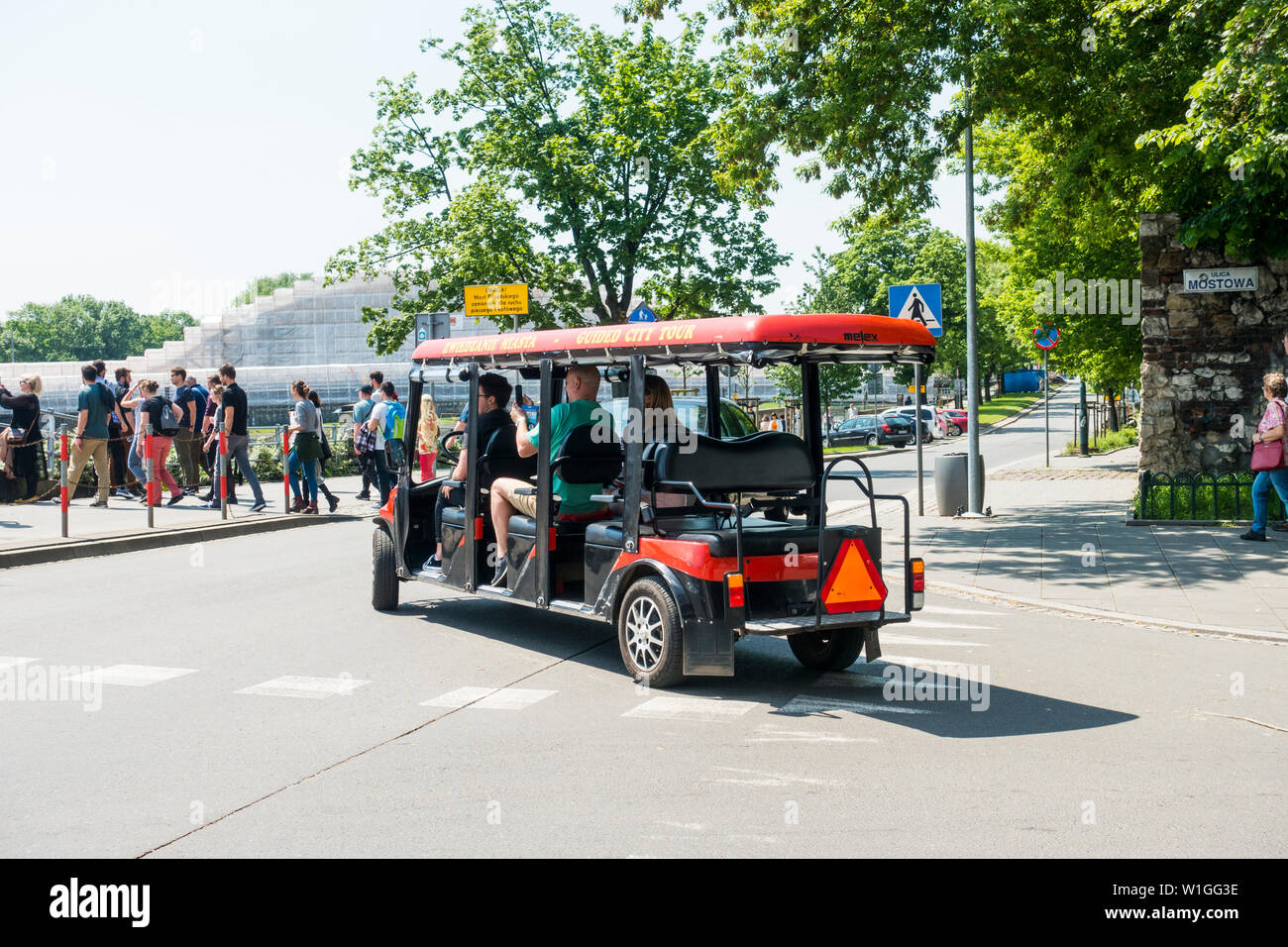 Autobús turístico en las calles de Cracovia, Polonia, Europa. Foto de stock