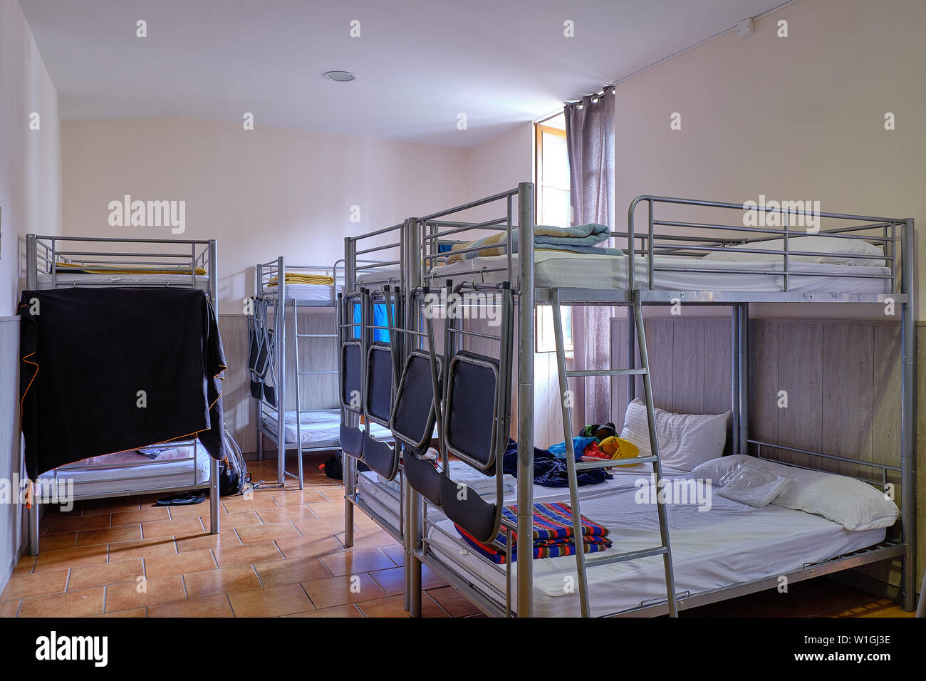Dentro del dormitorio de un albergue de peregrinos en el Camino de  Santiago, con literas de metal. España Fotografía de stock - Alamy