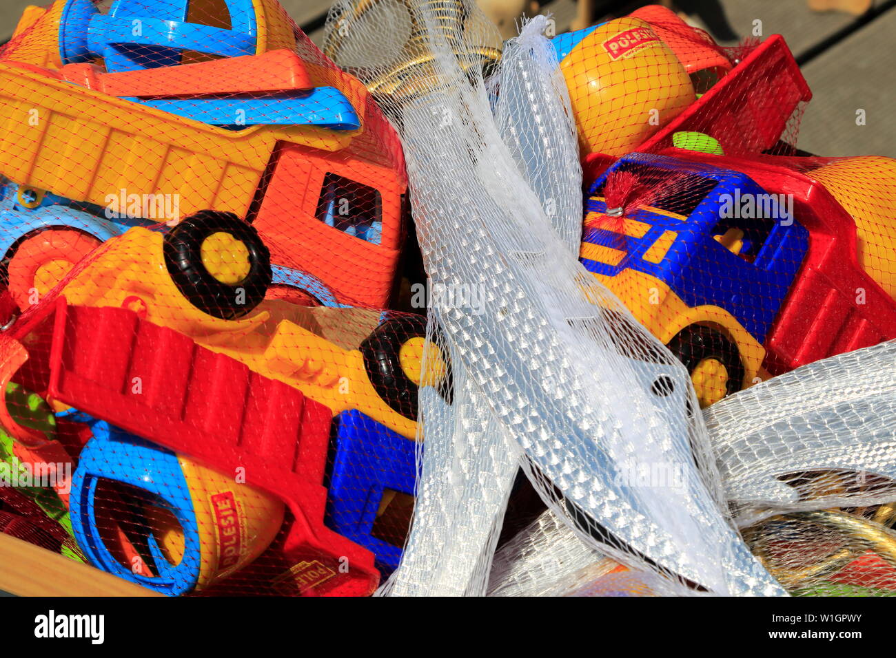 Juguetes de playa de plástico hecha con ningún pensamiento para el planeta. Foto de stock