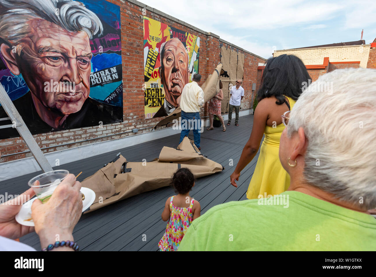 Detroit, Michigan - residentes se reúnen para la inauguración de pinturas de Desiree Kelly en el patio de la azotea del Teatro de Argel. Las pinturas muestran DAV Foto de stock