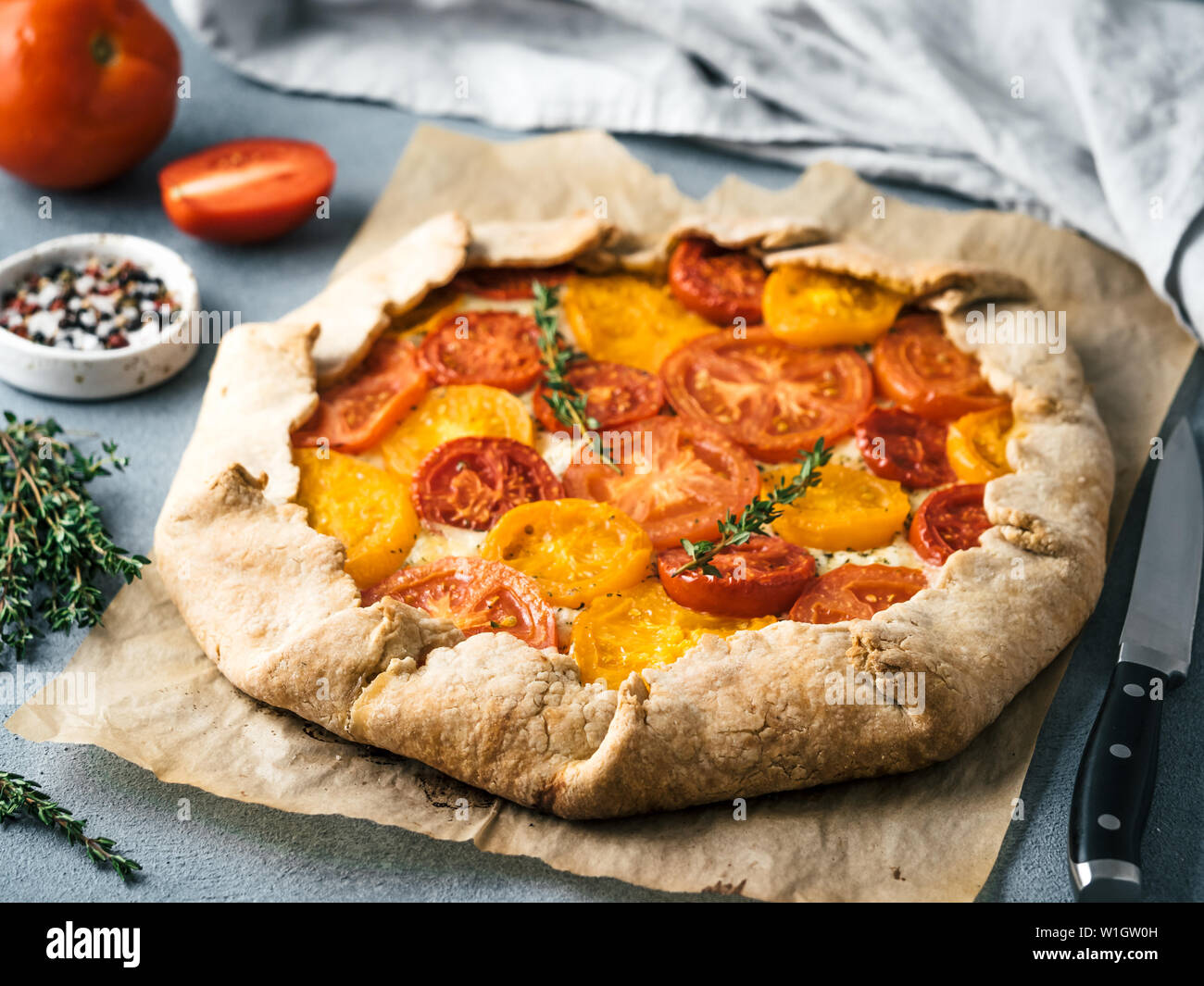 Sabrosa tarta o tomate casera dulce  y Recetas para comer  sano,appetiezer- trigo entero o de trigo-centeno tarta con tomates, queso  parmesano,  cosecha de tomates Fotografía de stock - Alamy