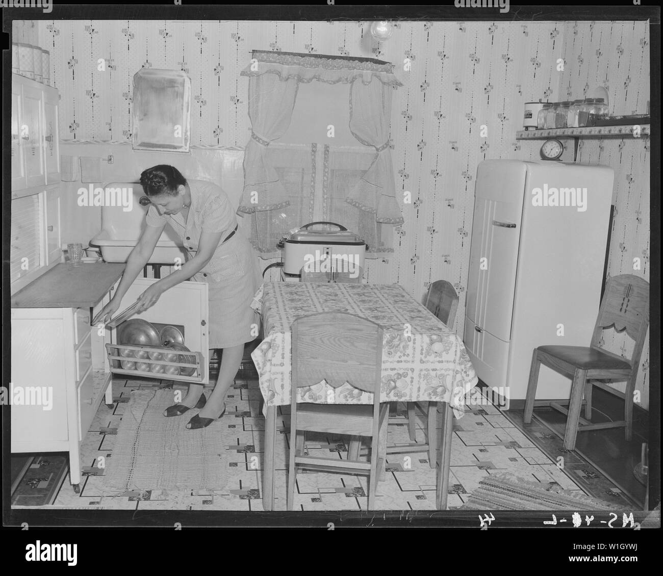 La Sra. Doy Edwards, esposa del minero, en la cocina de su casa, en compañía de proyectos de vivienda. Christopher Coal Company, Christopher #3 mina Robinson (antiguamente, ejecute #2), Monongalia Osage County, West Virginia. Foto de stock