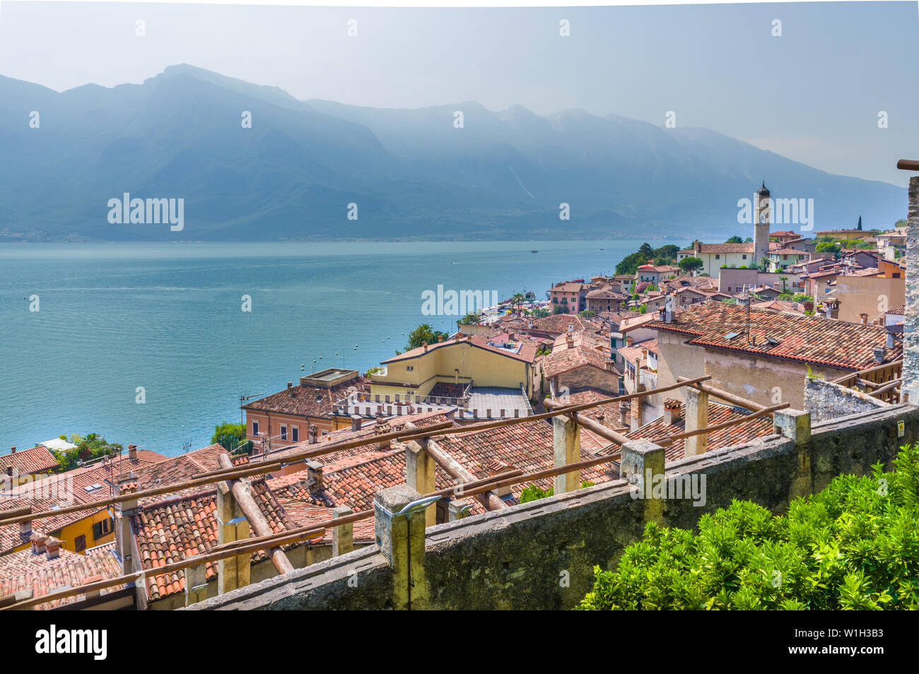 Limone sul Garda, Italia (1 de julio de 2019) - vista panorámica de la ciudad italiana de pictureseque Limone, en el Lago de Garda Foto de stock