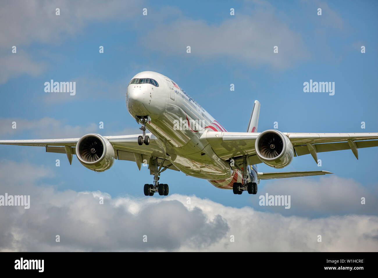 9M-MAG Malaysia Airlines Airbus A350-900 llegando a aterrizar en el aeropuerto Heathrow de Londres Foto de stock