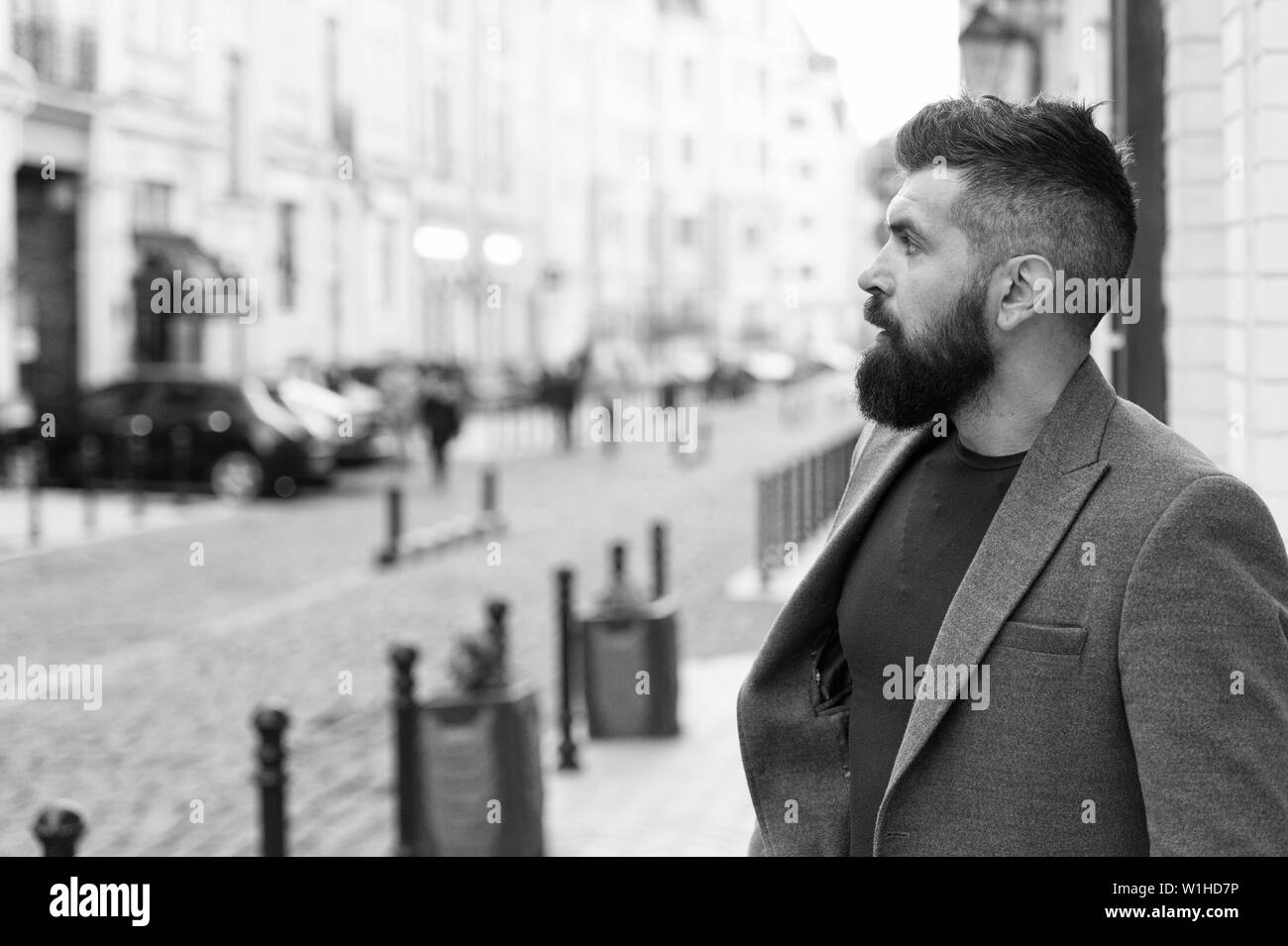 Coger un taxi. Empresario coger taxi mientras está parado afuera de fondo  urbano. El hombre barbado hipster estilo casual esperando taxi. Guy en la  calle en el centro de la ciudad. Buscando
