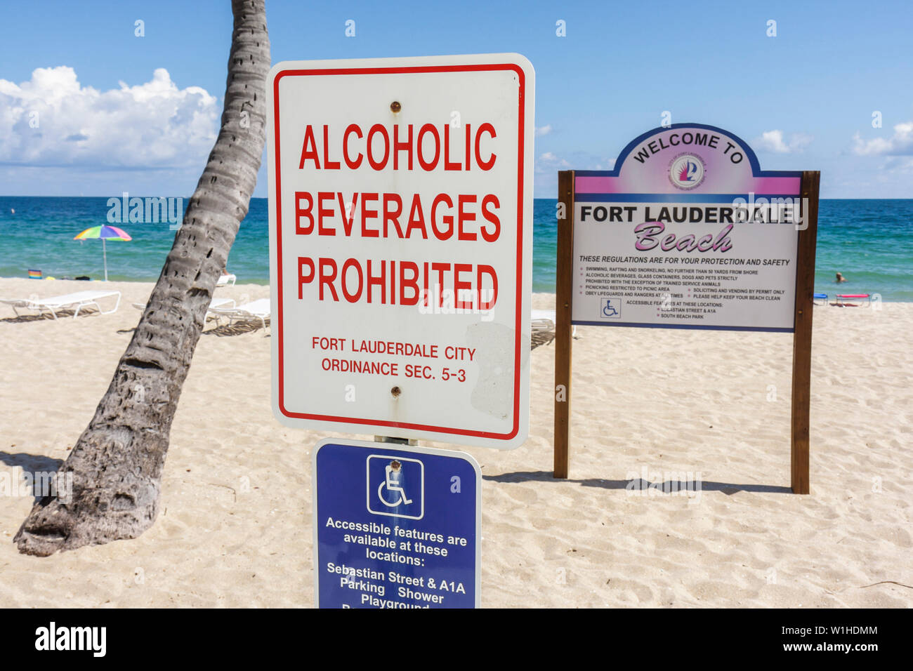 Fort Ft. Lauderdale Florida Beach,North Atlantic Avenue,A1A,playa pública,océano,costa,arena,letrero,ley,ordenanza,bebidas alcohólicas prohibidas,FL0910 Foto de stock