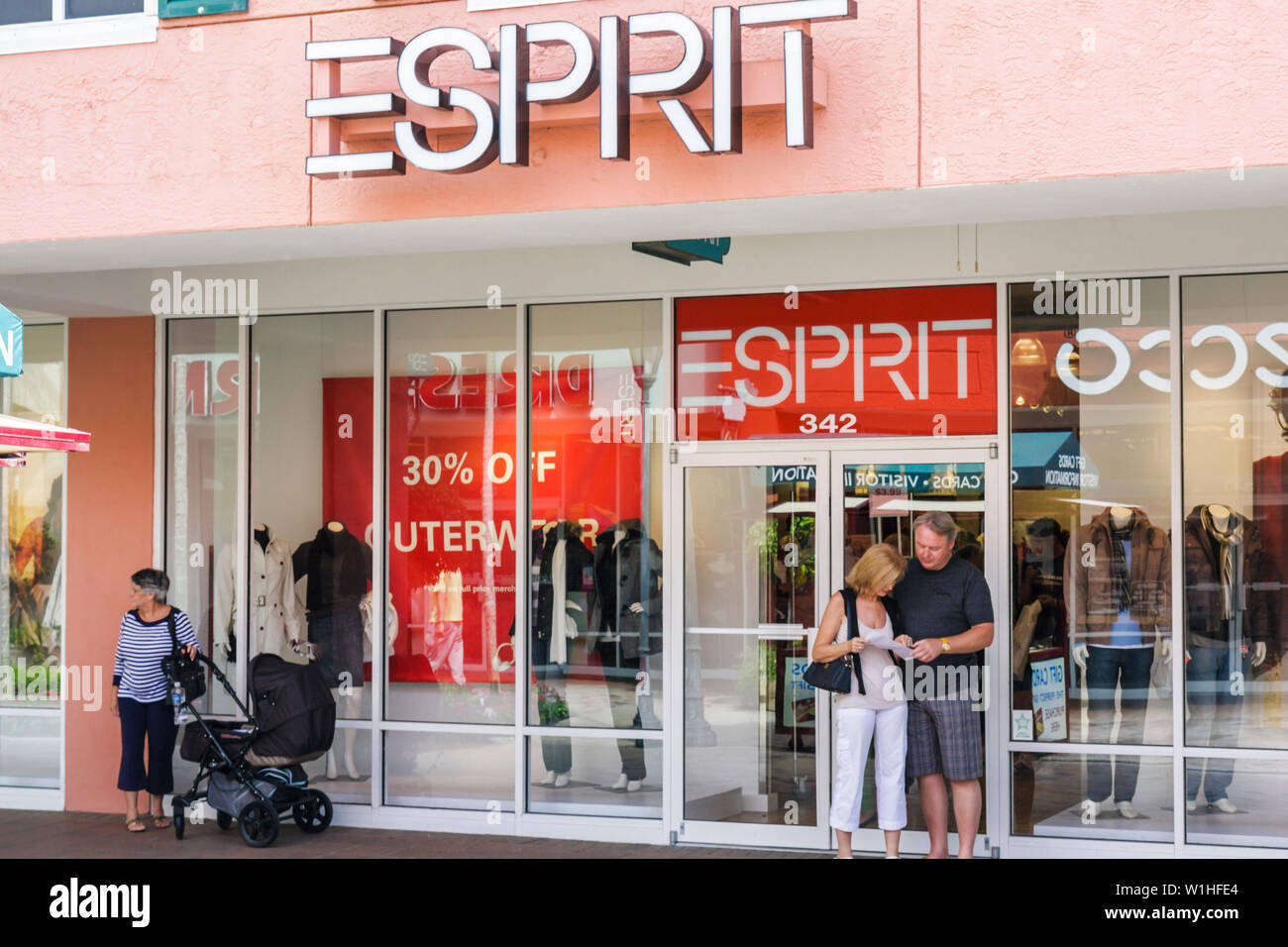 Naples Florida,Estero,Miromar Outlets,centro comercial,descuento,Esprit,tienda,tiendas,negocios,distrito,ventana,letreros,hombre  hombres,mujer mujer mujer mujer,pareja,o Fotografía de stock - Alamy