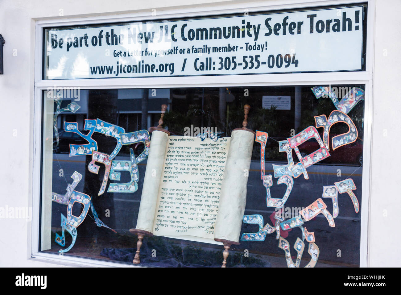 Miami Beach Florida,41st Street,Arthur Godfrey Road,Jewish Learning Center Chabad,ventana de exhibición de recaudación de fondos,escritura de la Torá,religión,judaísmo,herita Foto de stock