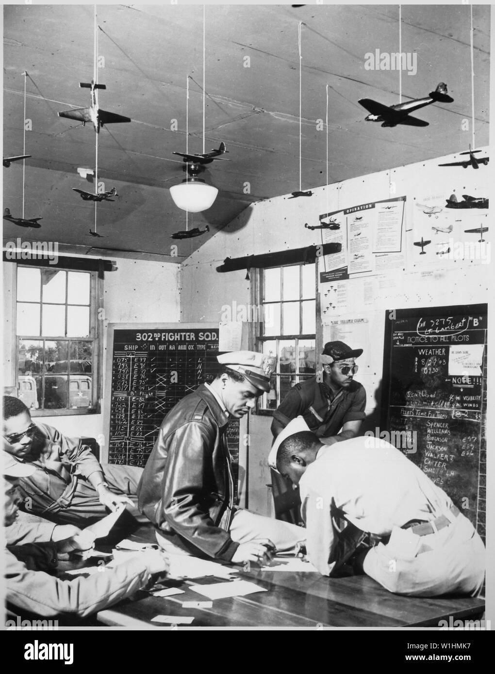 Pilotos en Selfridge Campo [MI] Aprender a realizar misiones de bombardeo que podría llevarlos a cabo bajo condiciones de combate real. Estos pilotos están siendo informados de una práctica raid., ca. 1943 Foto de stock