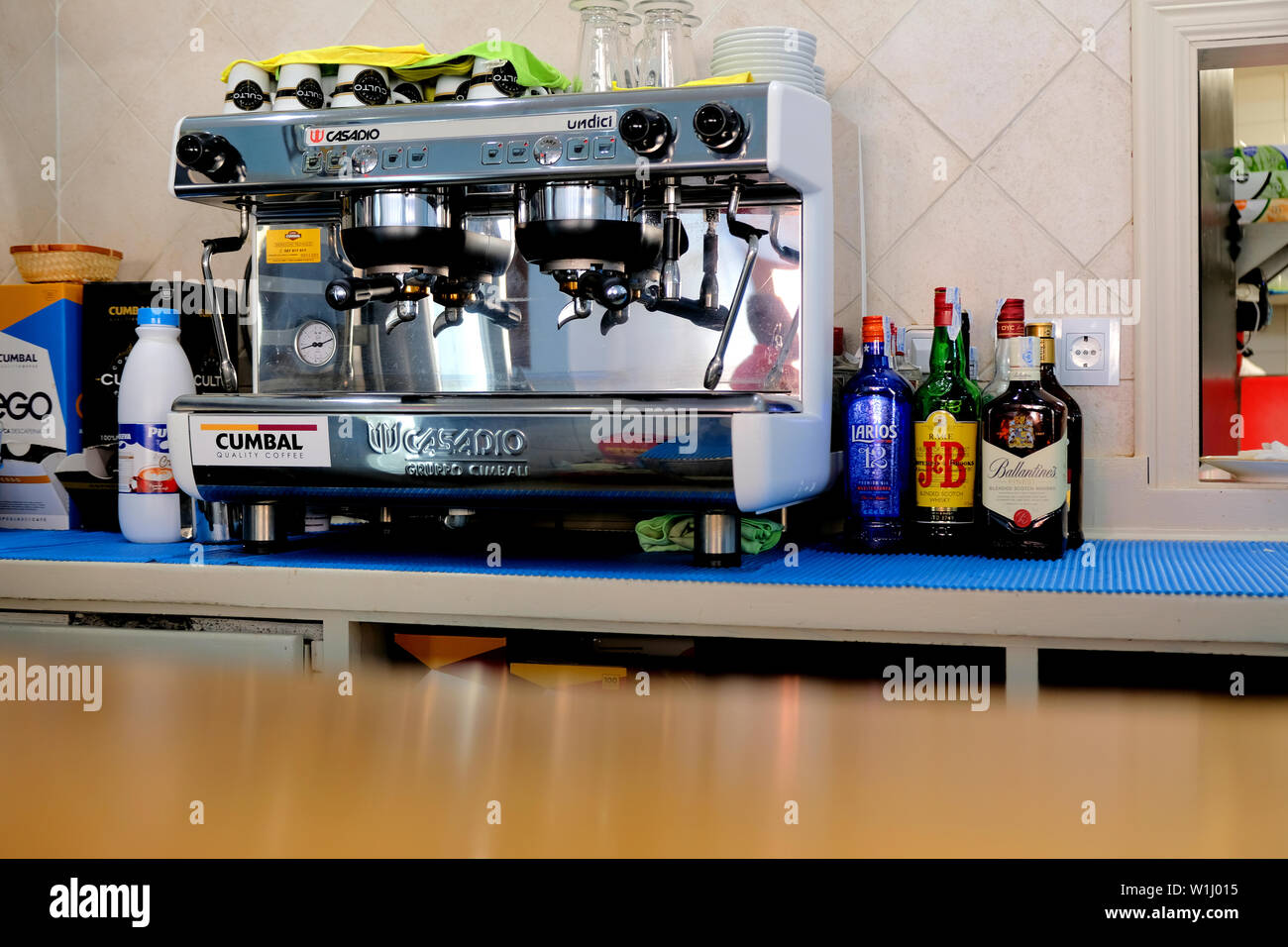 Undici Casadio automática máquina de café espresso y botellas de licor  detrás del contador en un restaurante en Granada, España Fotografía de  stock - Alamy