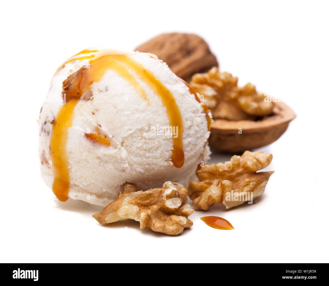Una bocha de helado de nuez, coronado con salsa de caramelo Foto de stock
