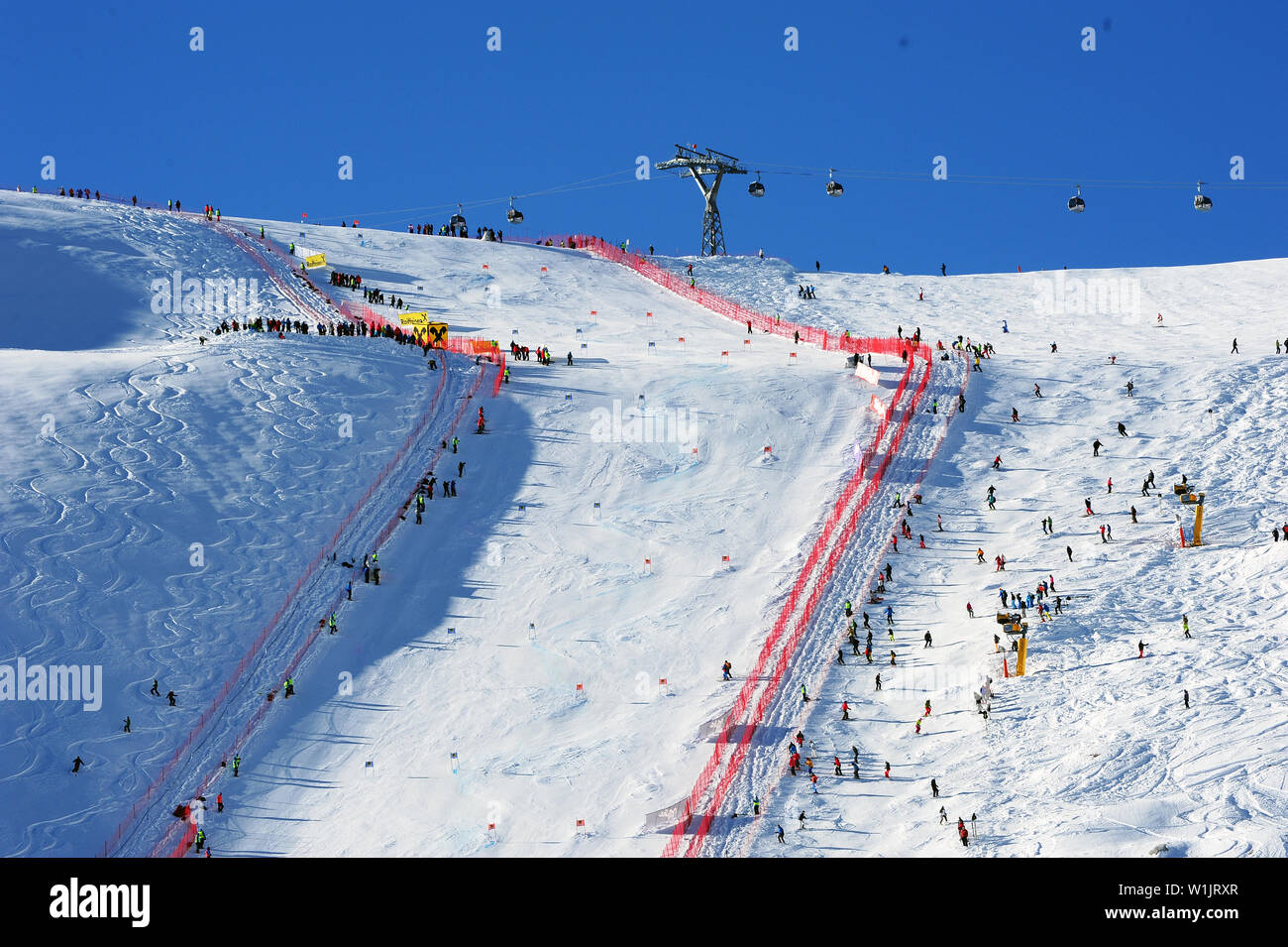 Cielos azules zapatos abajo sobre una roca dura GS la mujer rumbo a la Copa  del Mundo Audi FIS Alpine abridor en Soelden, Austria. (C) 2011 Equipo de  Esquí de EE.UU/Tom Kelly