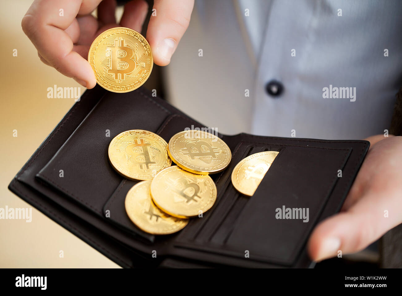 Empresario celebración.bitcoin bitcoin oro monedas en manos del hombre.  Moneda virtual. Crypto moneda. Nuevo dinero virtual. Abrió el monedero  Fotografía de stock - Alamy