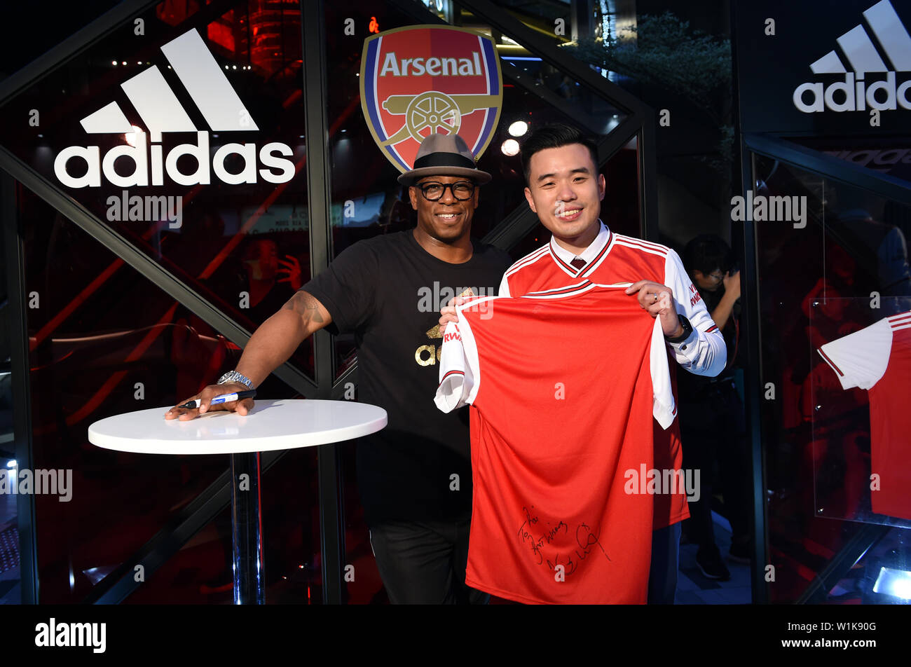 Tienda de ropa deportiva fotografías e de alta resolución Página 7