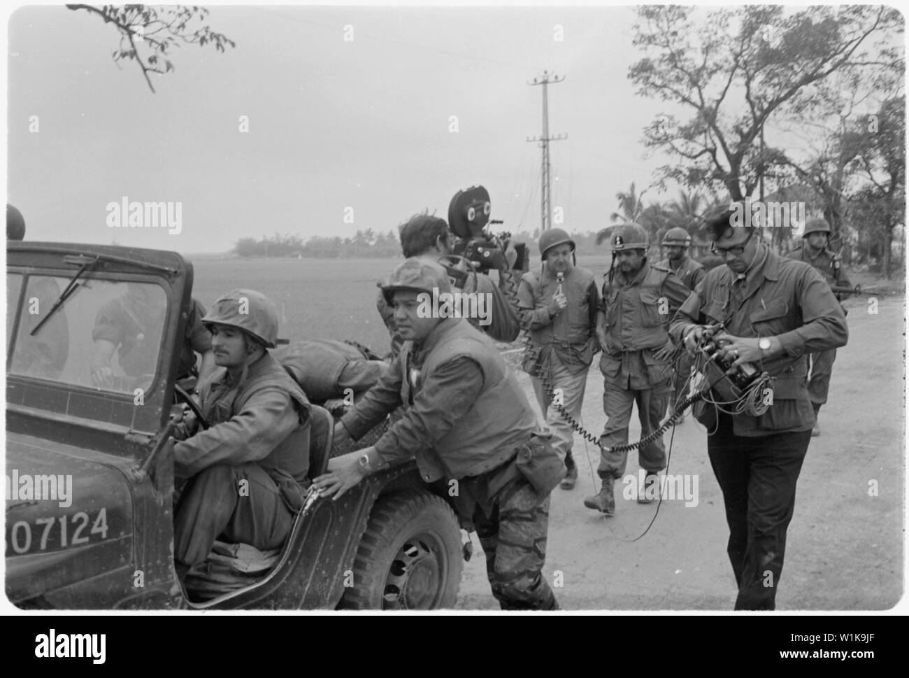 Vietnam. Walter Cronkite y un equipo de filmación CBS utilizar un jeep para un carro durante una entrevista con el comandante del 1º Batallón, 01 infantes de Marina, durante la batalla de la ciudad Hue. Foto de stock