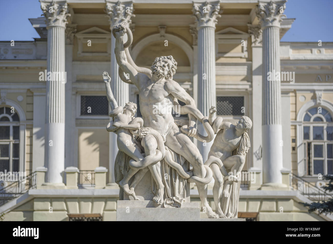 Grupo escultórico de mármol 'Laocoön y sus hijos' en el fondo del Museo Arqueológico de Odessa, Odessa, Ucrania, Europa oriental Foto de stock