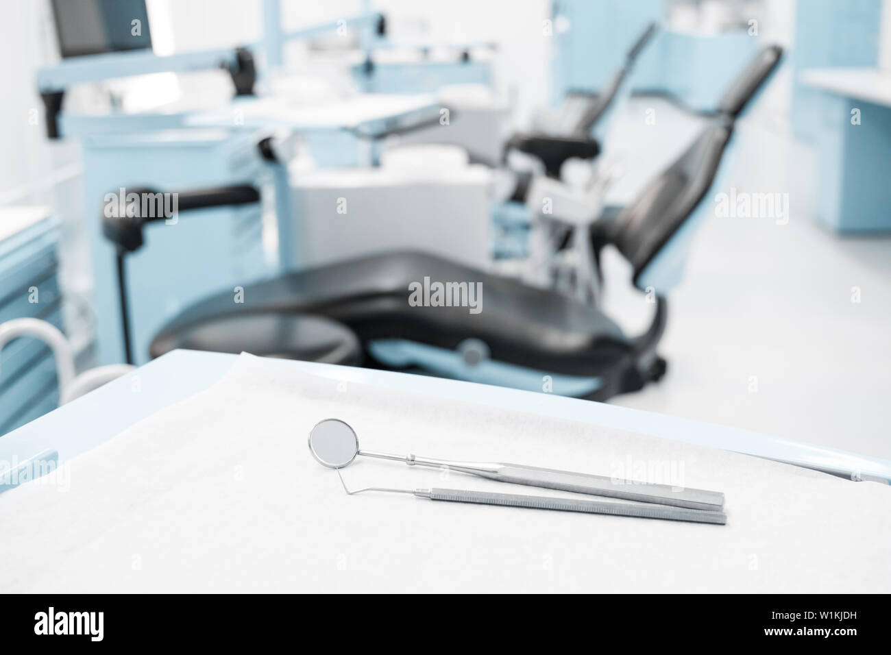 Dentista clínica concepto con herramientas dentales y el dentista silla de  fondo Fotografía de stock - Alamy