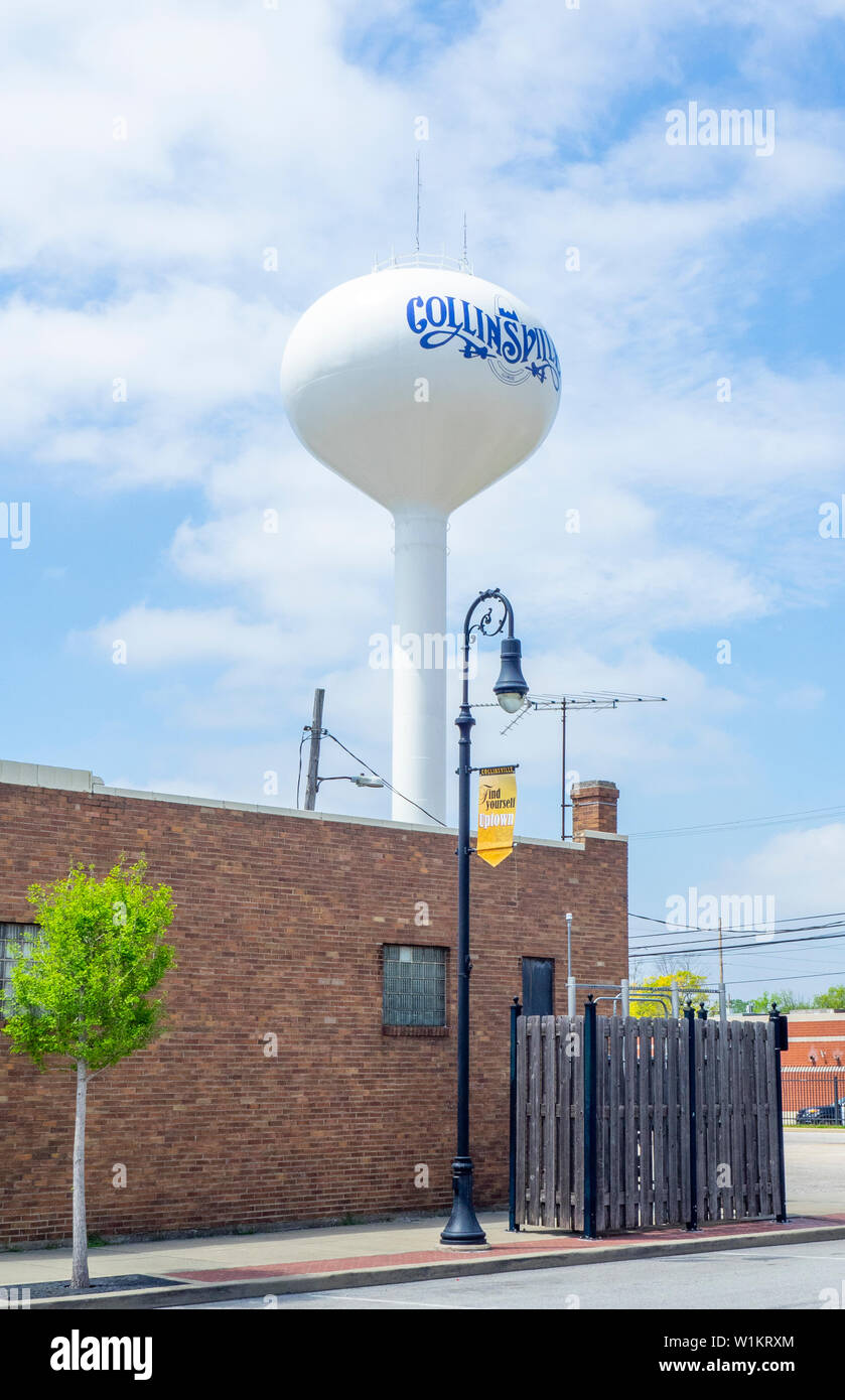 Torre de agua en la calle principal de Collinsville, Illinois, EE.UU. Foto de stock