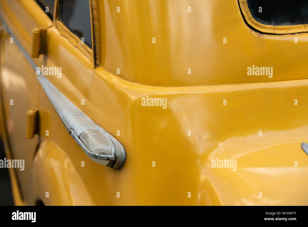 Descripción: Antiguo retro coche amarillo de cerca Foto de stock