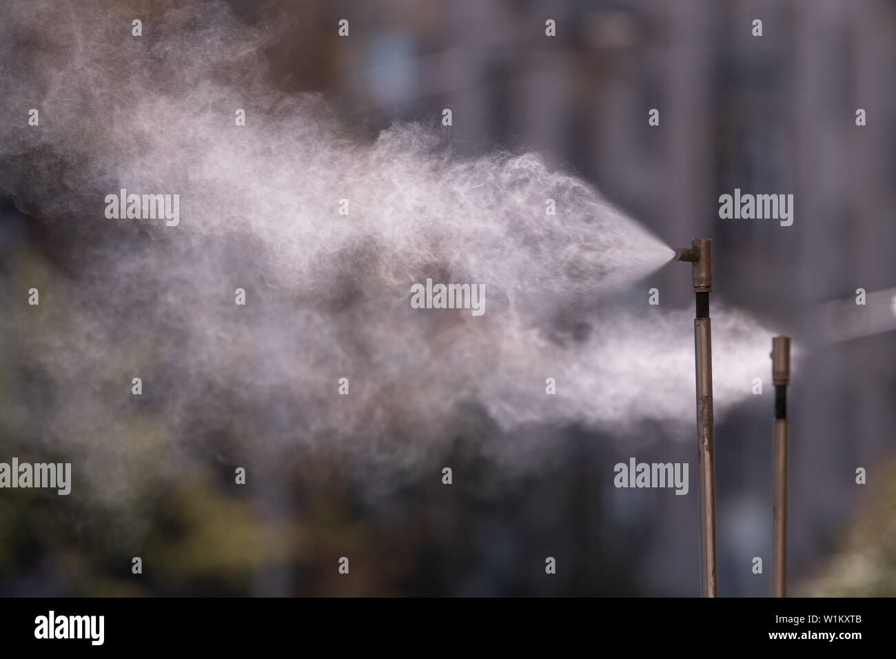 Descripción: La boquilla de pulverización Aire acondicionado cafetería al aire libre el clima en clima caliente. Control de clima de la calle de los chorros de agua de pulverización de agua de refrigeración. Foto de stock