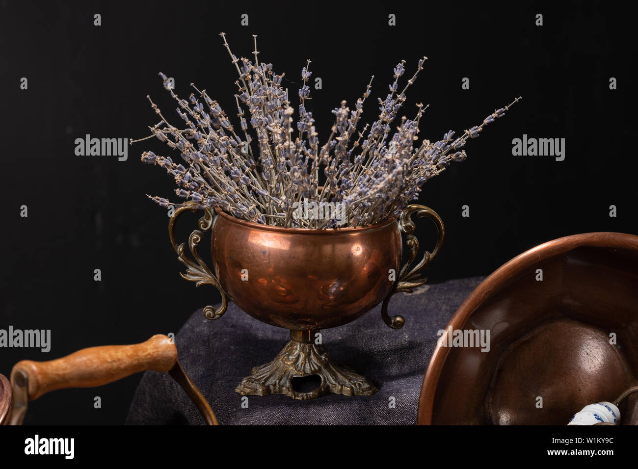 Descripción: bodegón con un conjunto de antigüedades utensilios de cobre Foto de stock
