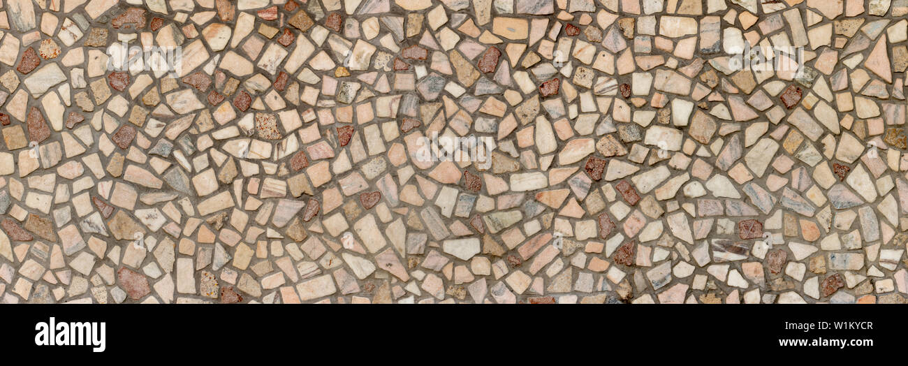 Descripción: Trozos de piedra de granito en el hormigón, textura, panorama Foto de stock