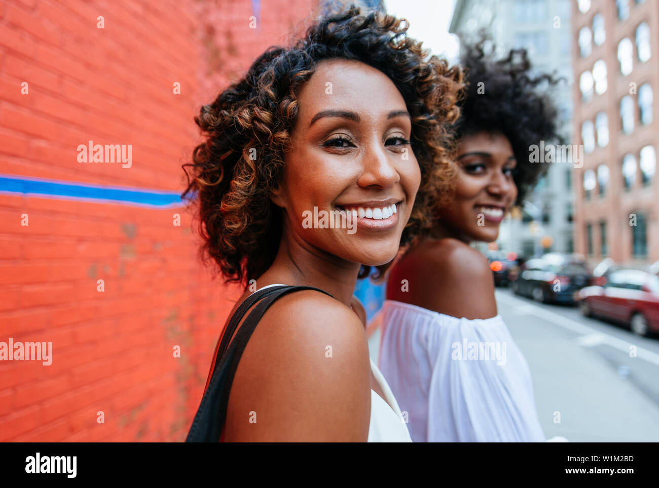 Un grupo de amigos, pasar el tiempo junto en la ciudad de Nueva York Foto de stock