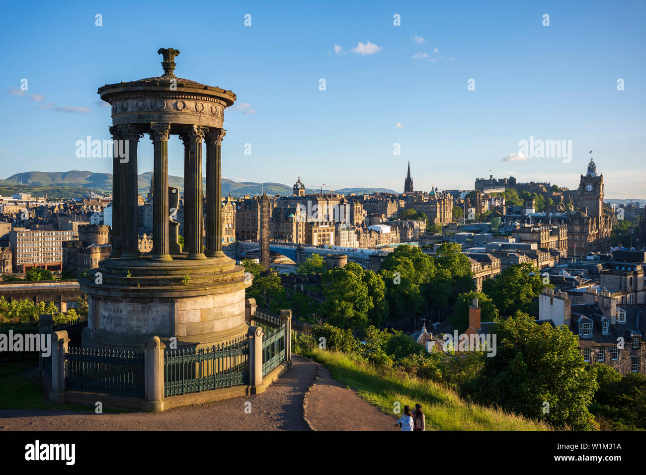 El horizonte de Escocia, Edimburgo, fotografiado desde Calton Hill, un sitio del Patrimonio Mundial de la UNESCO. Foto de stock