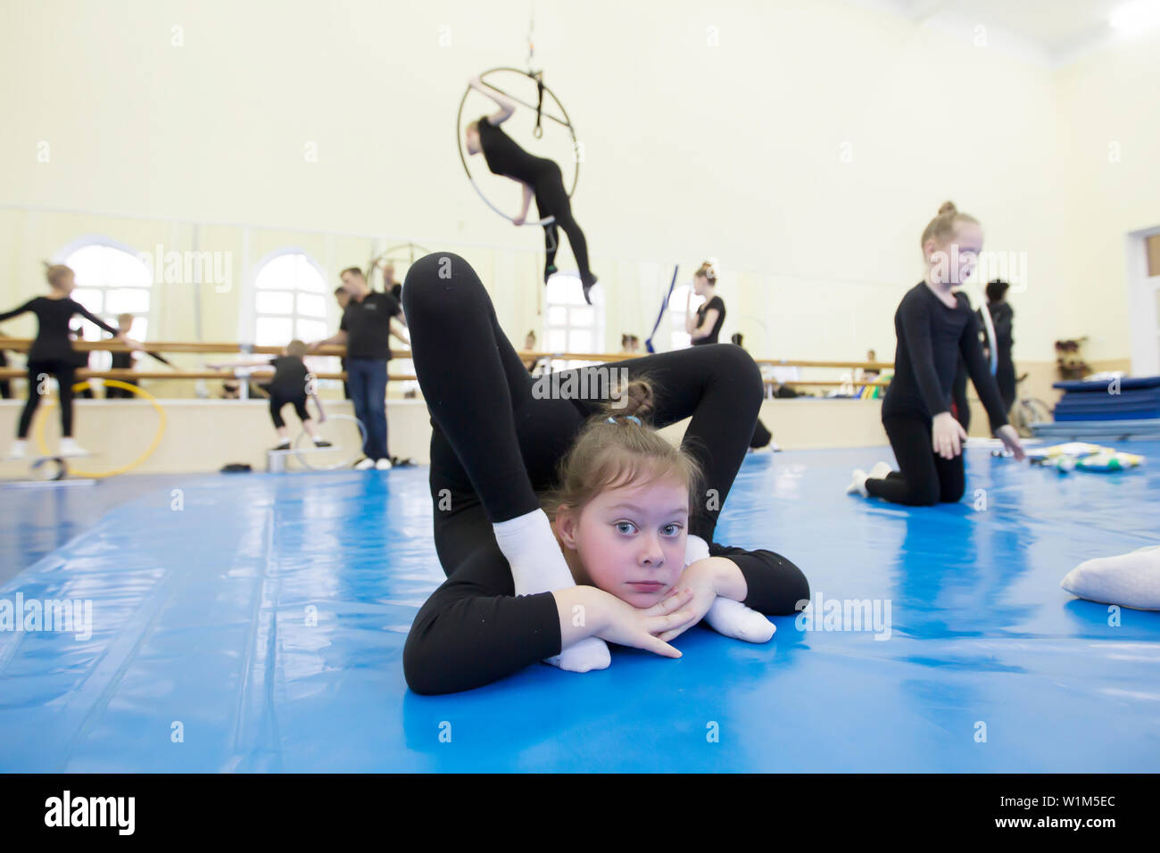 niña linda haciendo gimnasia y ejercicios de estiramiento con cinta, niño  flexible en estilo de dibujos animados, lección acrobática en la escuela,  pose de actividad de baile 10808989 Vector en Vecteezy