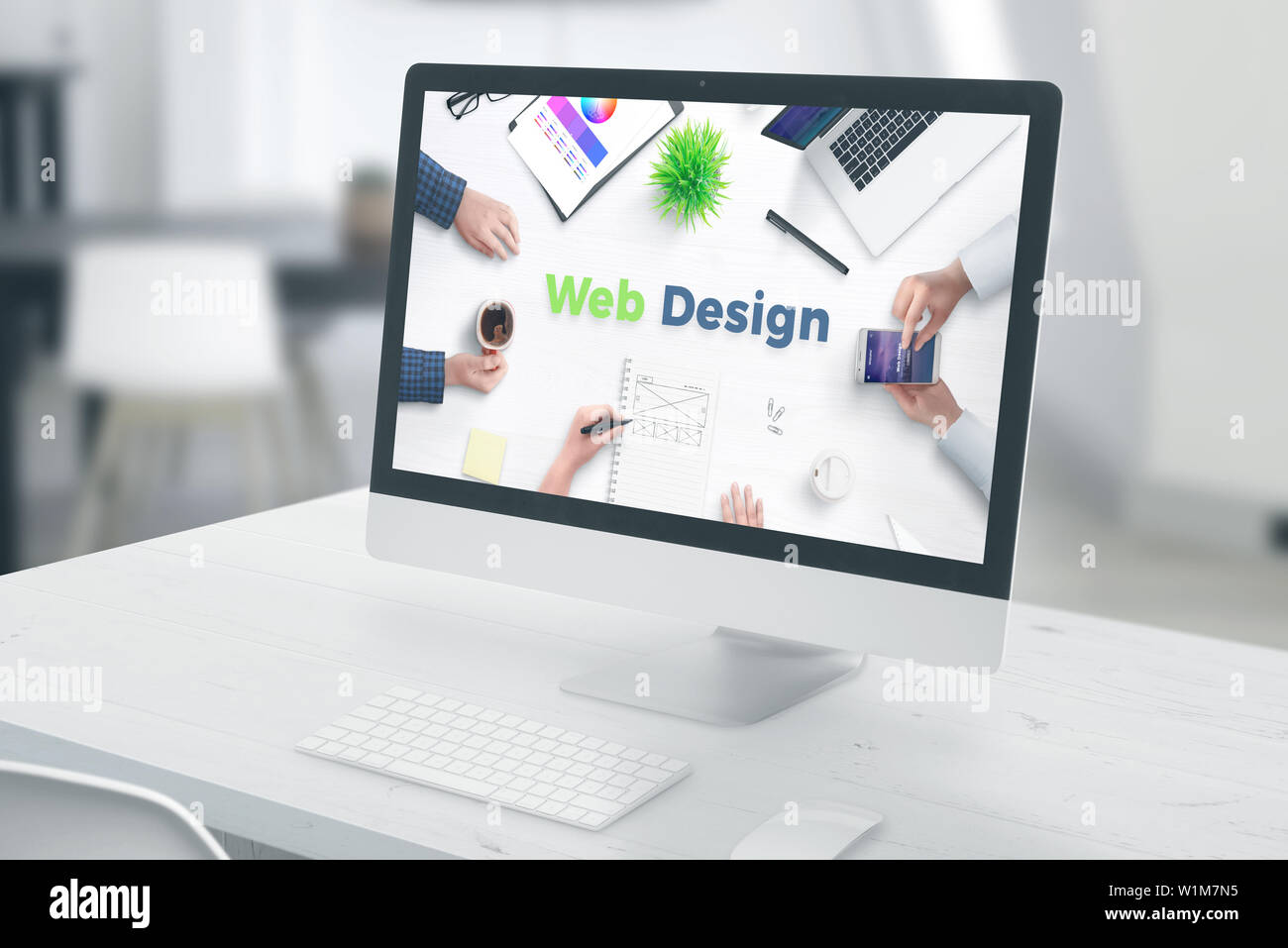 Pantalla de computadora con diseño web texto. concepto de web design studio office. Foto de stock