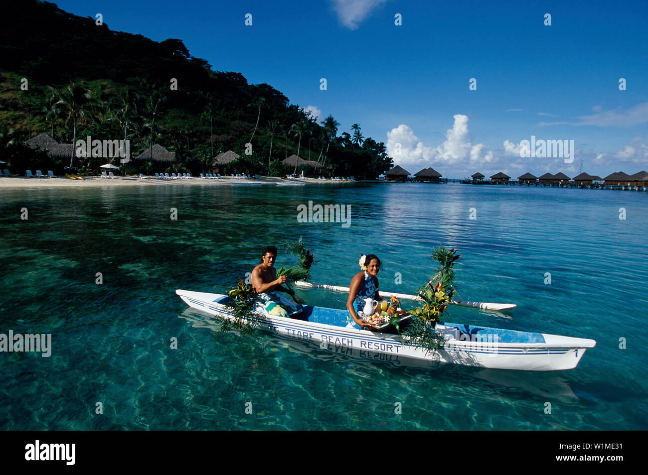 Fruehstueck auf dem Kanu, Te Tiare Beach Resort, Huahine Franzoesisch-Polynesien Foto de stock