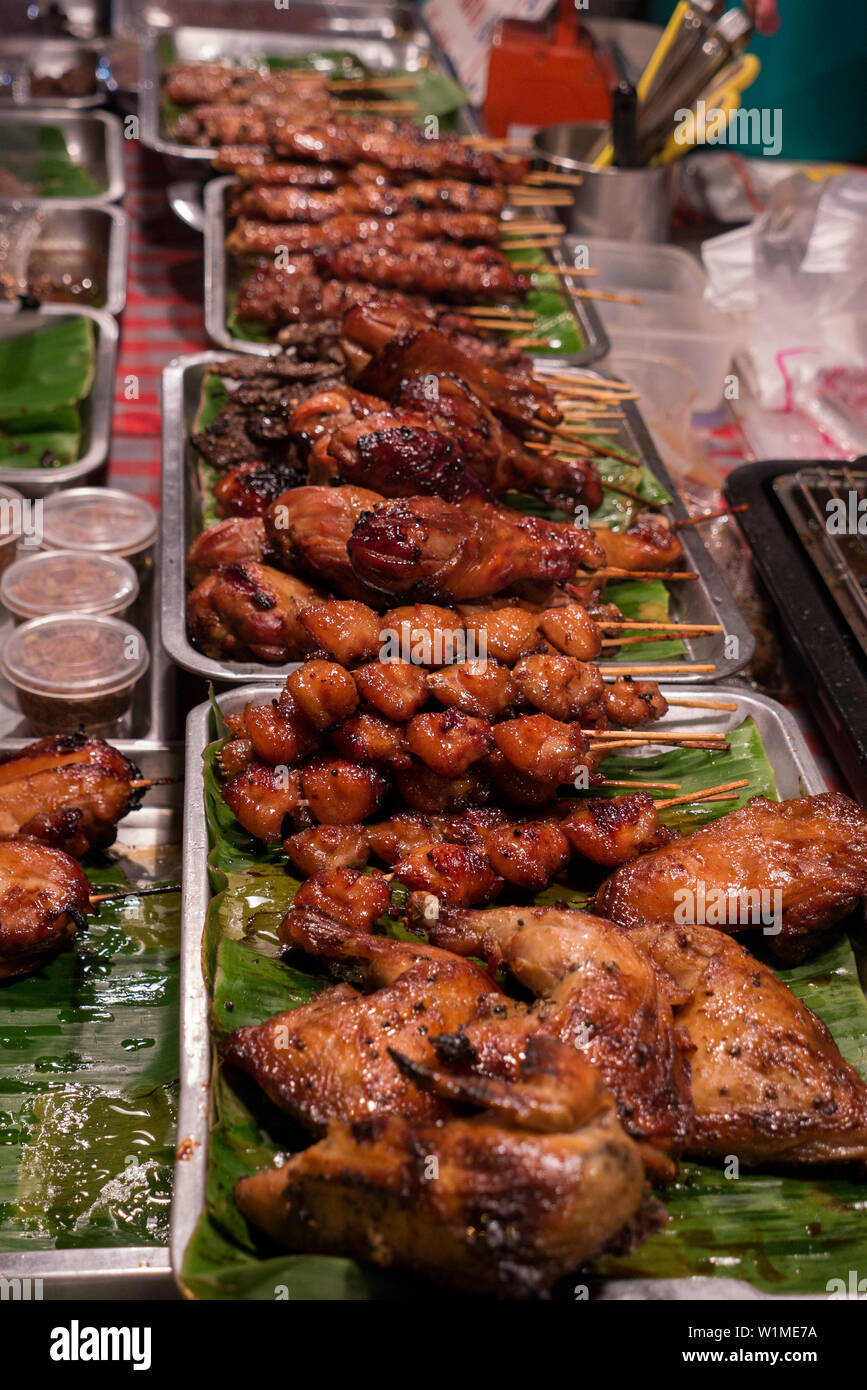 Chiang Mai, Thailnd. El 22 de agosto de 2015. Está a la venta ambulante de  alimentos en un puesto de comida en el mercado del sábado noche Fotografía  de stock - Alamy