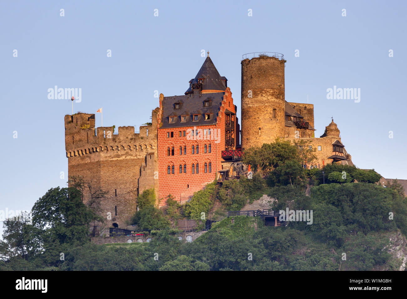 El castillo de Schönburg encima del Rin, cerca de Oberwesel, Alto Valle del Rin Medio, Rheinland-Palatinate, Alemania, Europa Foto de stock