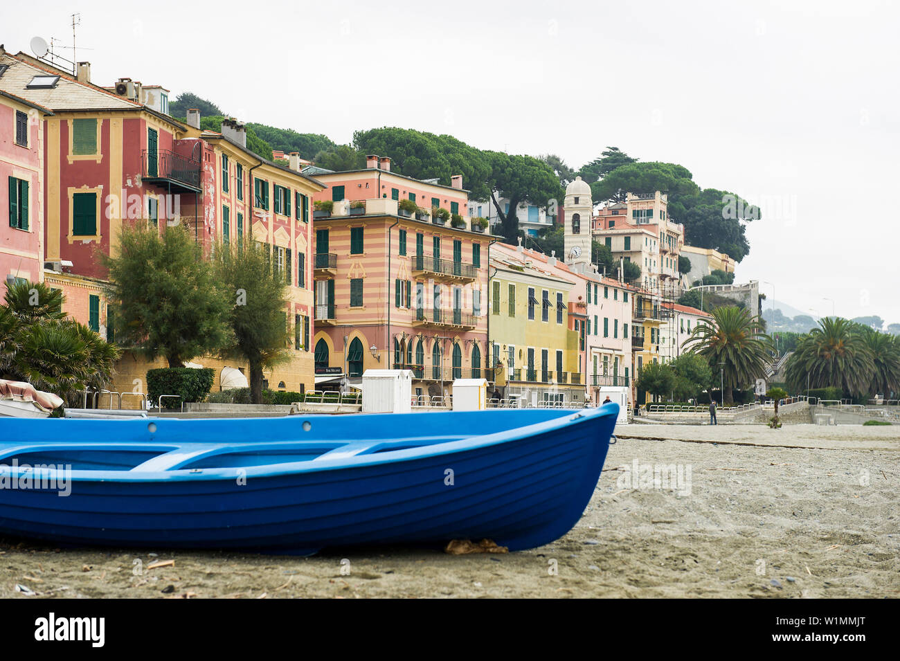 Playa en Celle Ligure, en la provincia de Savona Riviera di Ponente, Liguria, Italia Foto de stock