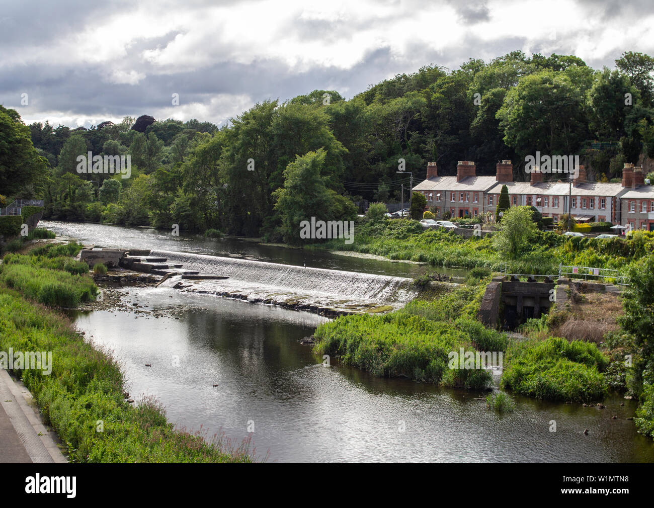 El Liffey Weir, cerca de la aldea de Lucan, Condado de Dublín, Irlanda. Foto de stock